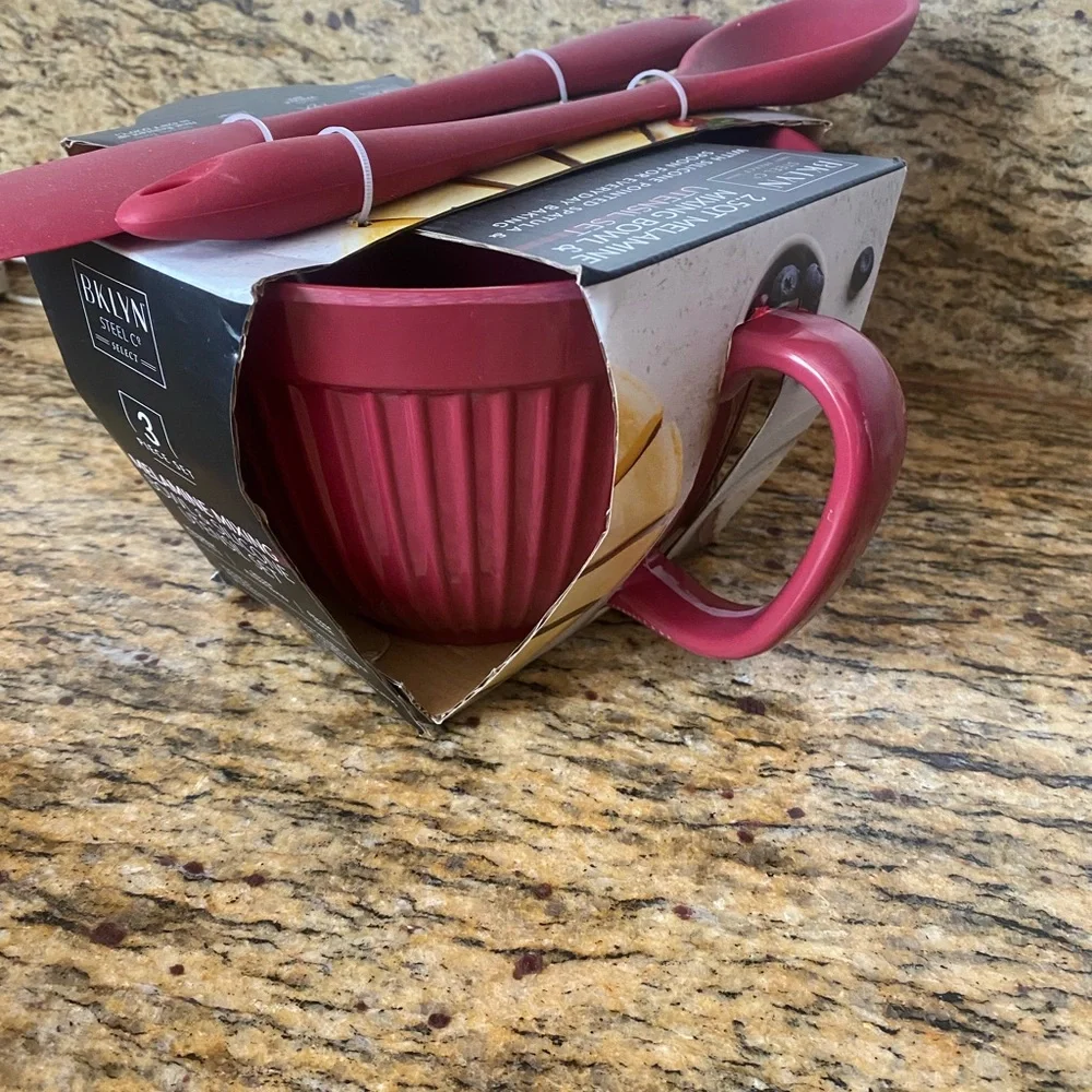 NEW Mixing bowl and utensil set